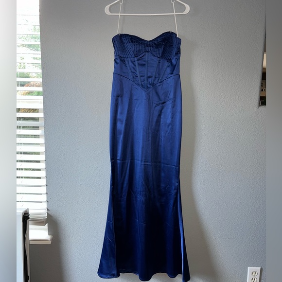 Wore once for prom, stretchy, very comfortable, doesn’t slip down. - Picture 2 of 4